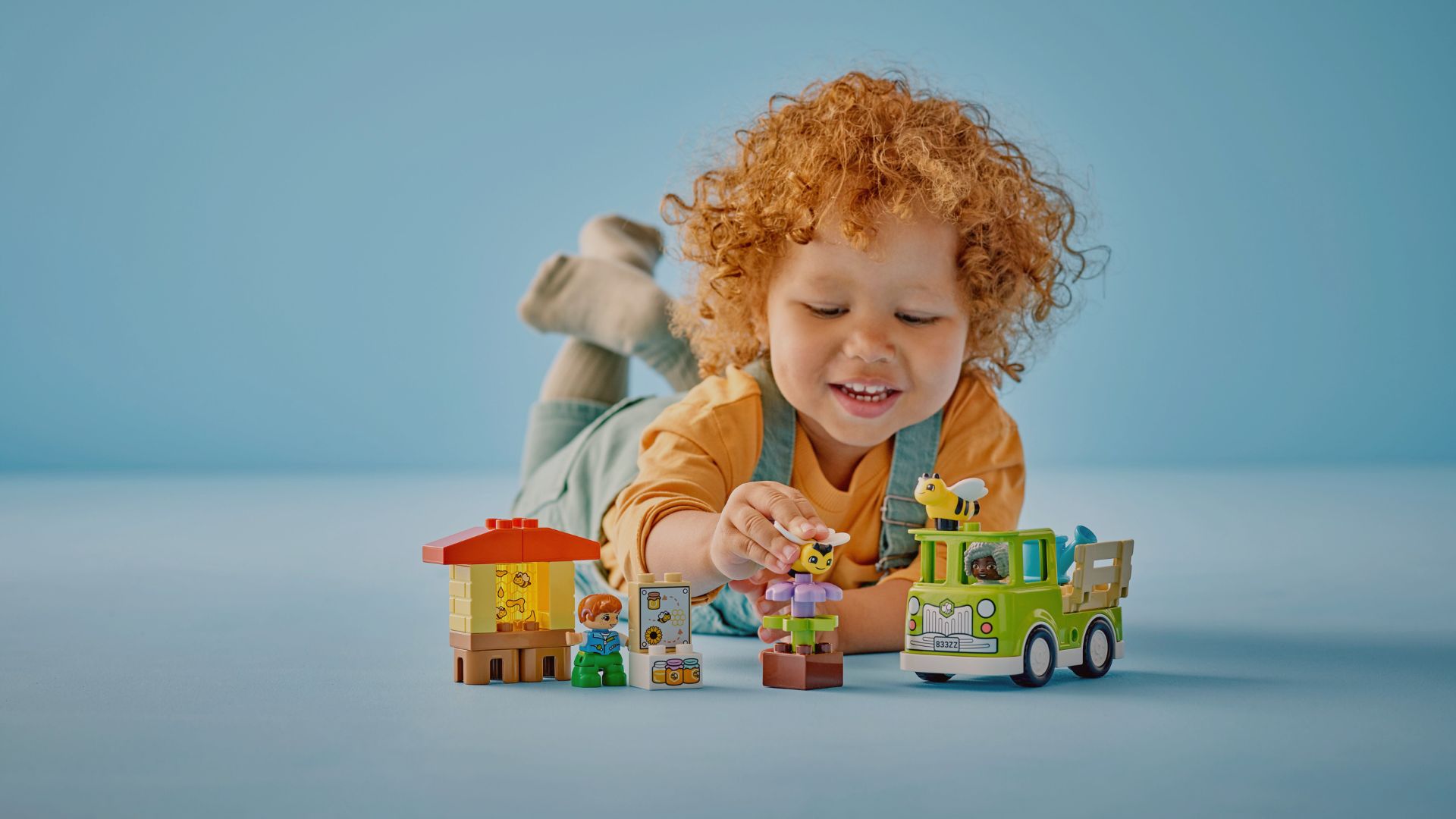 HoutenDier Winkel -HoutenDier Winkel Brown and Beige Minimalist Natural Skincare Product Presentation 2